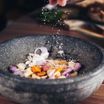 Descubre la receta tradicional de merluza en salsa verde que deleitará tu paladar